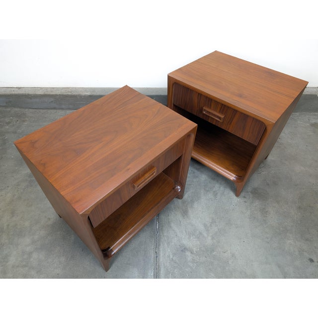 Pair of Mid Century Modern Walnut Nightstands by Widdicomb, C1960s For Sale In Los Angeles - Image 6 of 15