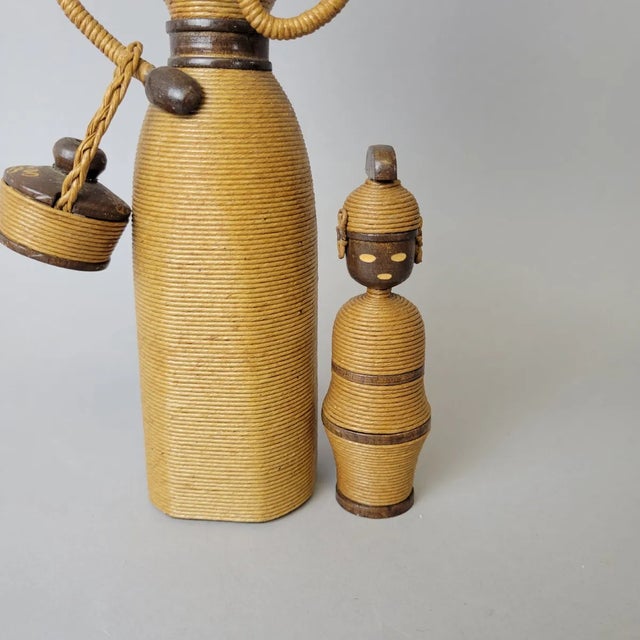 Mid-Century Scandinavian Folk Art Straw-Wrapped Wooden Doll Set – Mother & Child For Sale - Image 4 of 12