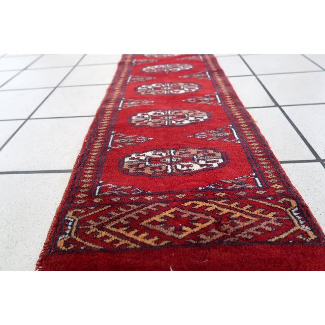 Introducing our Handmade Vintage Uzbek Bukhara Rug, a remarkable piece from the 1960s. Specifications: Size: 1’ x 3.9’...