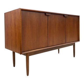 Mid Century Danish Modern Credenza or Sideboard For Sale