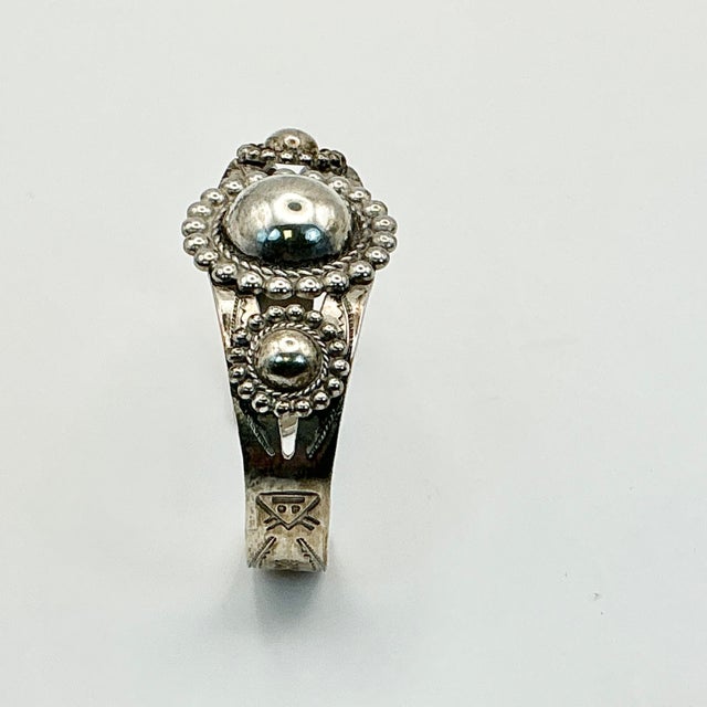 1950s Vintage Southwestern American Navajo Bell Trading Co. Sterling Cuff Bracelet. For Sale - Image 11 of 13