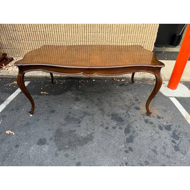 Late 20th Century Henredon Co French Louis XV Style Oak Inlaid Extension Dining Table With 2 Leaves. High End Furniture. For Sale - Image 11 of 15