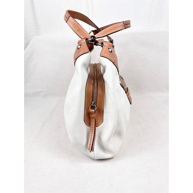 Vintage Y2k Coach Off-White & Tan Leather Soho Lynn Hobo Bag For Sale In New Orleans - Image 6 of 12