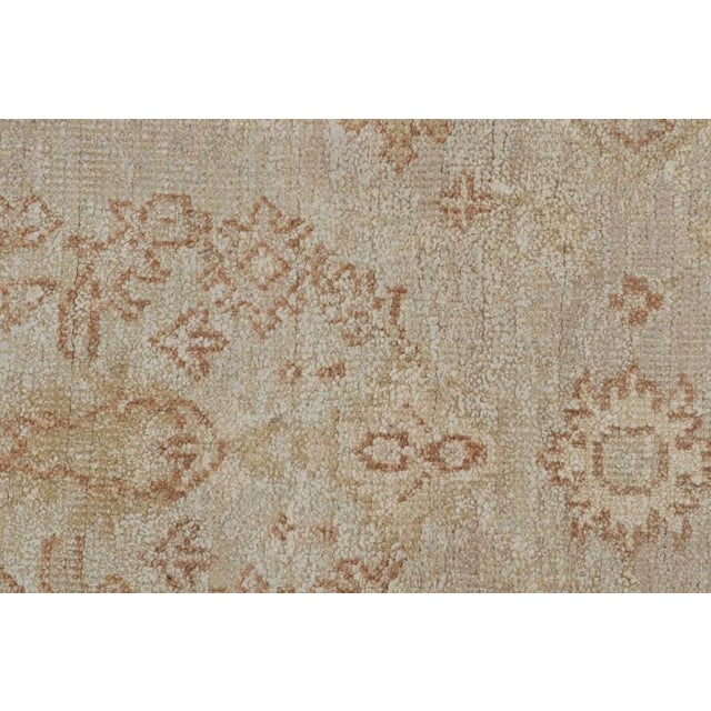 Hand-knotted in wool and silk, this 8x10 rug is from Rug & Kilim’s Modern Classics Collection. On the design: Connoisseurs...