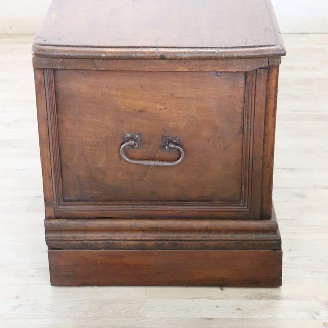 Brown 17th Century Chest in Walnut For Sale - Image 8 of 18