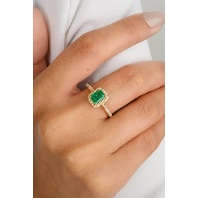 Art Deco 0.75 Ct Emerald and White Diamond Statement Ring Size 7 For Sale - Image 3 of 12