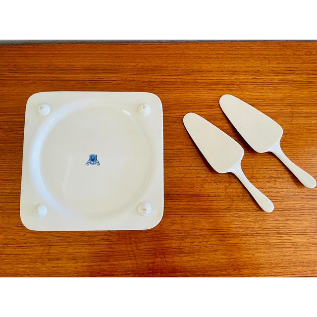 Vintage French Porcelain, Pastry Platter and Cake Lifters by Gien, 1930s, Set of 3 For Sale - Image 15 of 18