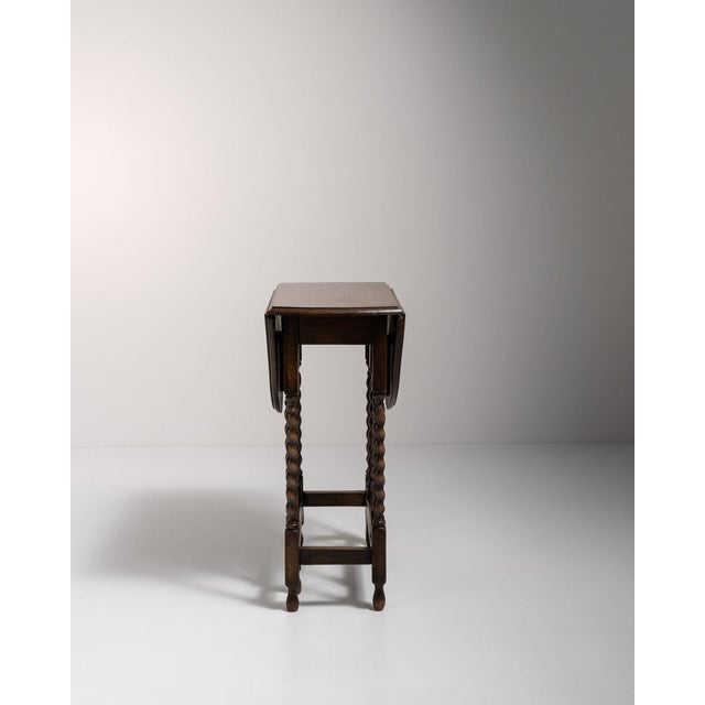 20th Century United Kingdom Rich Amber Oak Gateleg Table For Sale - Image 4 of 9