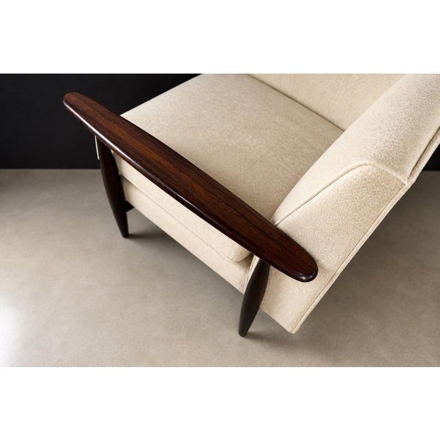 Mid-Century Modern Sofa in Rosewood & Warm Ivory Mohair by Liceu De Artes E Ofícios, Brazil, 1960s For Sale - Image 3 of 18