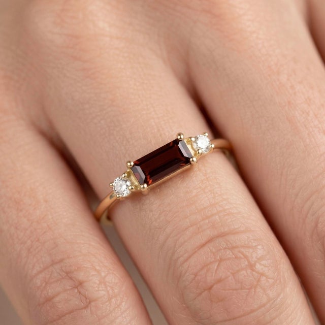 Minimalist Baguette Cut Garnet Three-Stone Ring – Wedding Engagement Ring Us 7 For Sale - Image 4 of 7