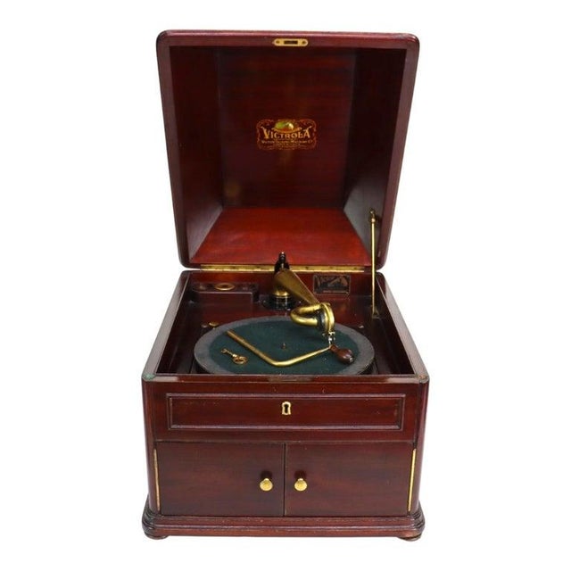 Traditional Victor Talking Machine Co. Victrola Vvxi Walnut Tabletop Phonograph C1920 For Sale - Image 3 of 15