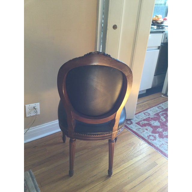Lovely oval back frame with floral design, with solid carved legs and quality craftsmanship. Vintage condition...