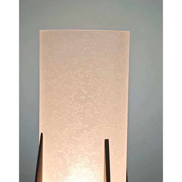 Rare Stilnovo table lamp, made in Italy in 1950. Brass frame and frosted glass diffuser. 1 E27 bulb Weight: 1,430 kg Glass...