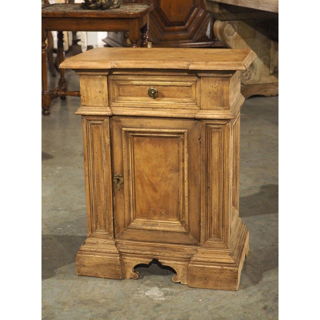 19th Century Pair of 19th Century Tuscan Walnut Nightstands For Sale - Image 5 of 18