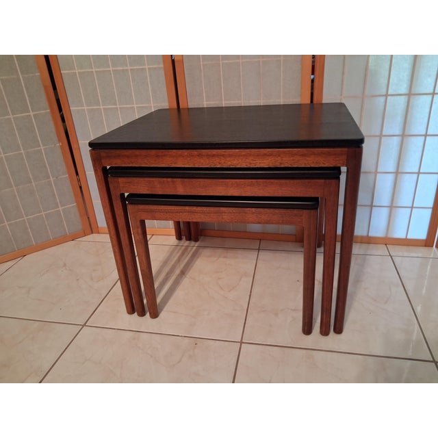 Mid-Century Modern 1960s Set of 3 Nesting Tables - Mid-Century Modern Nesting Tables in a Set of Three. This Set Has Warm-Toned Wood Frames With Black Finished Tops For Sale - Image 3 of 9