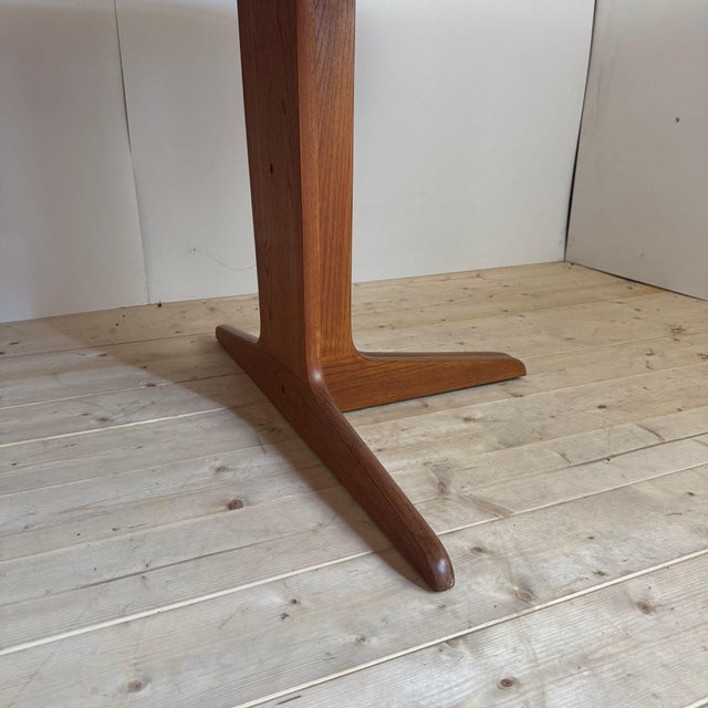 Mid-Century Modern Danish Round Dining Table in Teak, 1960 For Sale - Image 3 of 8