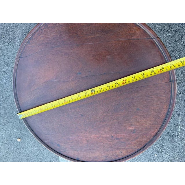 English Antique Federal Style Round Shaped Side Table For Sale - Image 3 of 13