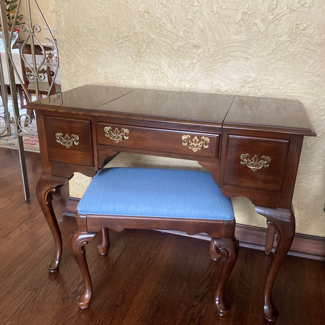 1980s Ethan Allen Court Vanity/Dressing Table With Stool 2