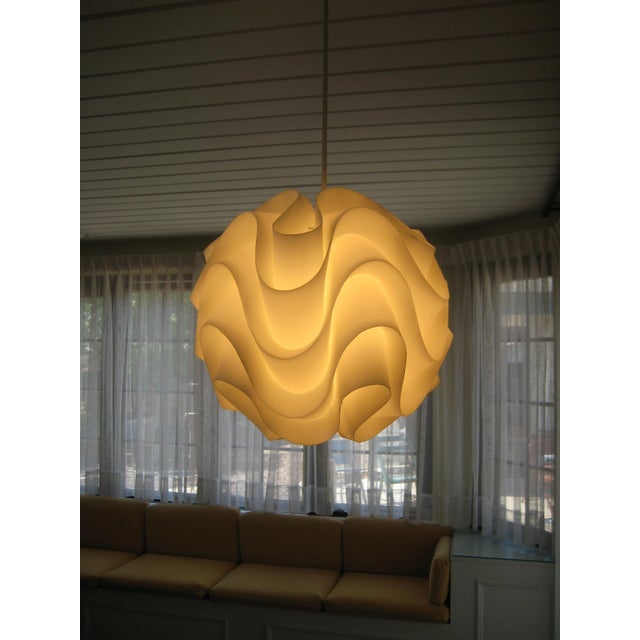 White Mid-Century Modern Origami Plastic-Paper Chandelier For Sale - Image 8 of 12