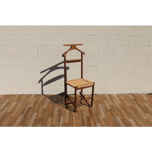 Elegant Italian mid-century modern gentleman’s valet chair dating from the 1960s. This beautifully designed piece is...