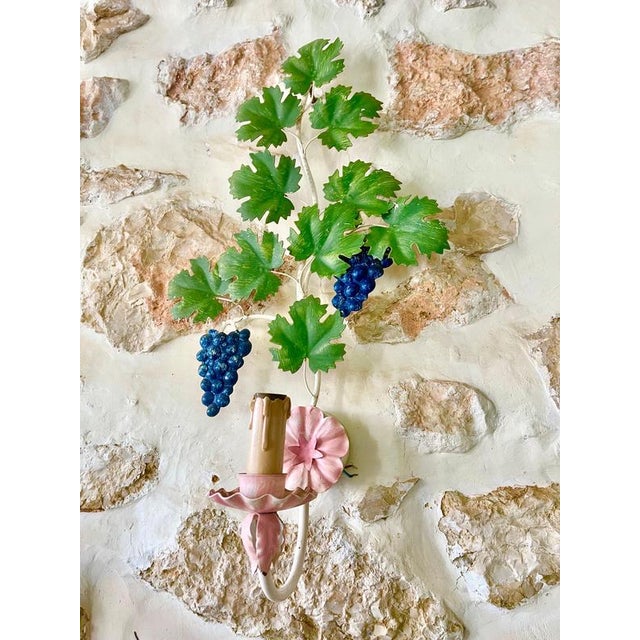 Hollywood Regency Brunch of Grapes Wall Light in Hand-Painted Tole Metal, Italy 1960s For Sale - Image 3 of 6