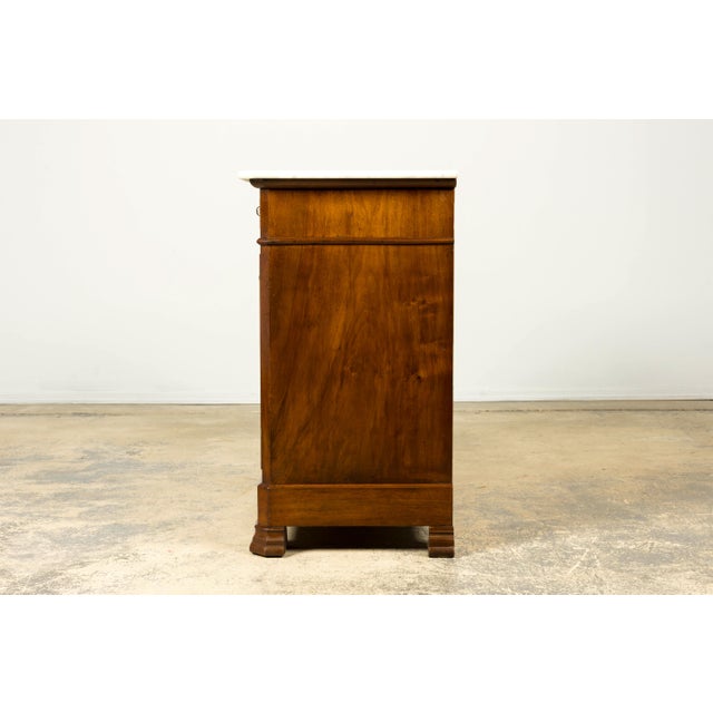 Mid-19th Century French Louis Philippe Walnut Marble Top Commode For Sale - Image 14 of 18