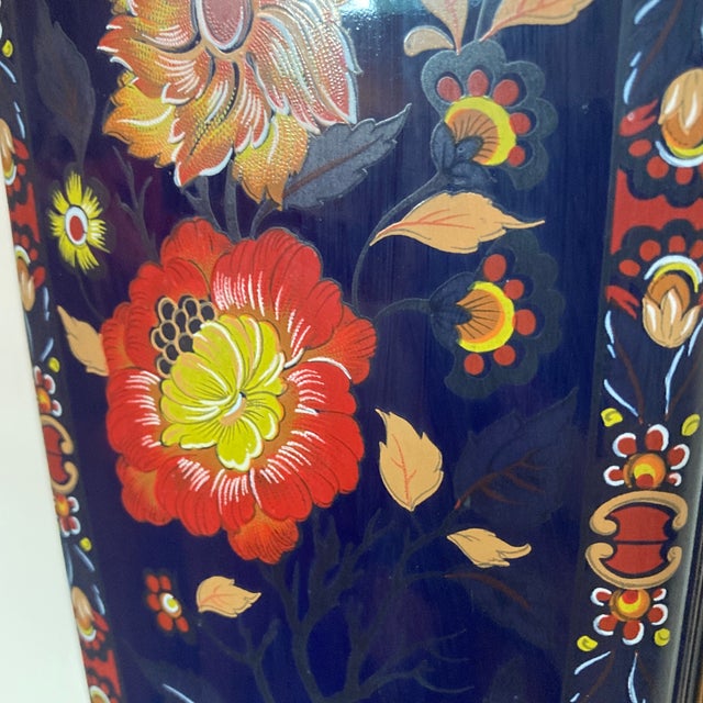 Navy Blue Vintage 29” Hexagonal Chinoiserie Ceramic Table Lamp With Pleated Drum Shade For Sale - Image 8 of 12