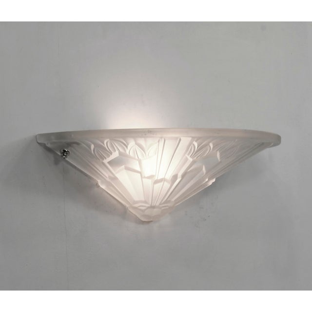 1930s Large Single French Art Deco Frosted Glass Wall Sconce by Hettier Vincent & Hanots 1930s For Sale - Image 5 of 10