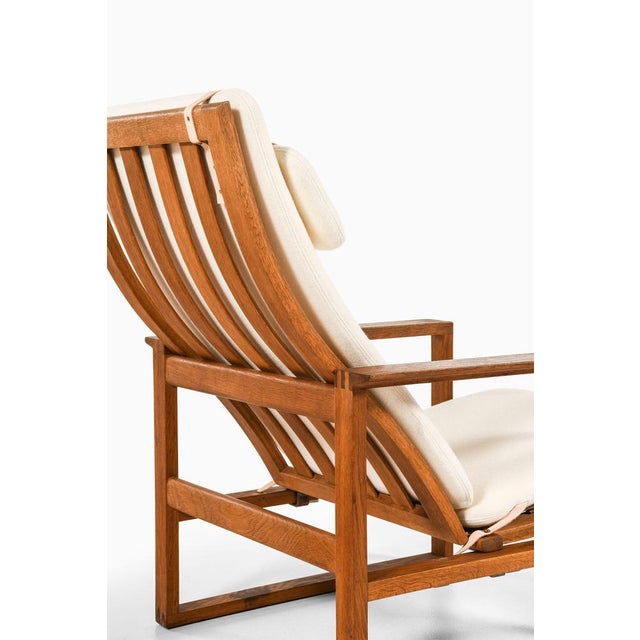 Børge Mogensen Easy Chairs and Ottomans in Oak and Brass attributed to Børge Mogensen, 1950s, Set of 4 For Sale - Image 4 of 11