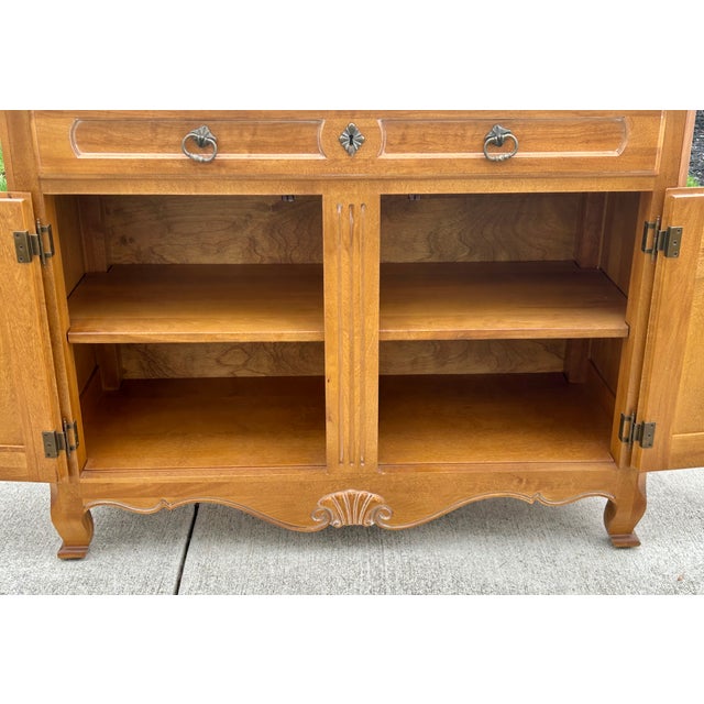 Vtg. Maple Ethan Allen Country French Style Flip Top Bar/Server Cabinet For Sale - Image 12 of 17