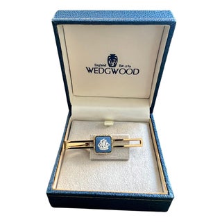 Vintage Royal British "Wedgwood" Jasper ware Gold Plate Tie Clip Circa 1980 For Sale