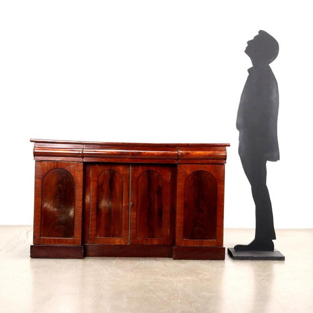 English servant from the early 1900s in Victorian style; mahogany veneered, with drawers under the top with a cylindrical...