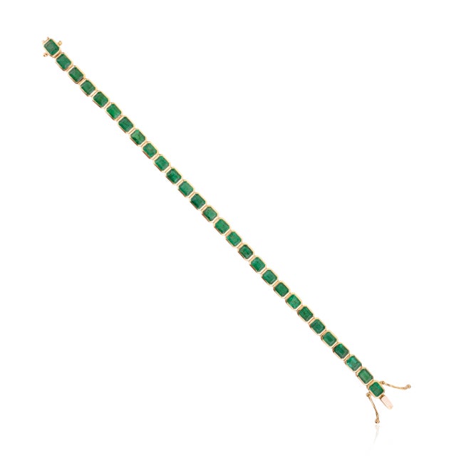 Contemporary 11.73 Carat Vivid Green Emerald Infinity Tennis Bracelet in 14k Solid Yellow Gold- 7.75 Inch For Sale - Image 3 of 9