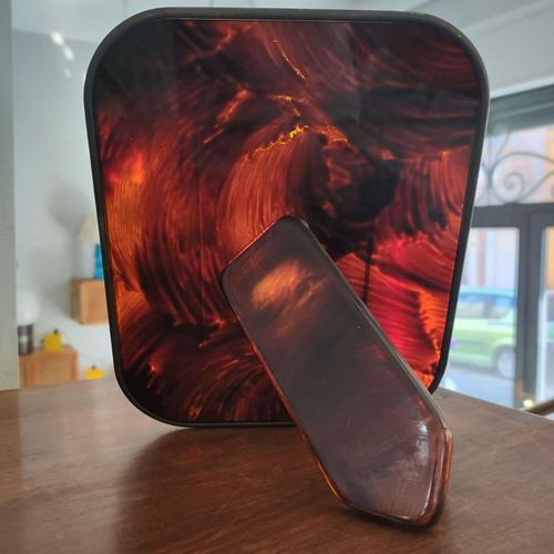 Elegant tortoiseshell Bakelite and Acrylic photo frame, made in Italy in the 1970s. The 20×25 cm front, featuring rounded...