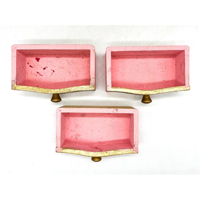 Mid Century Italian Florentine Pink & Giltwood Jewelry 3-Drawer Chest Box – Rococo / Hollywood Regency For Sale - Image 10 of 14