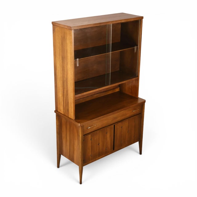 Broyhill Saga Vintage Mid Century Modern Petite China Cabinet C. 1960s For Sale In New York - Image 6 of 16