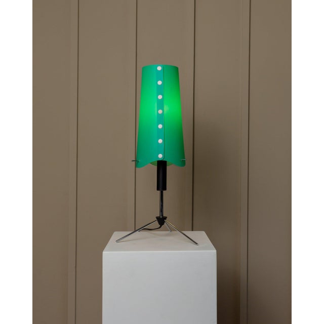 Discover this rare vintage table lamp from the 1980s from Italy. It has an adjustable metal frame in black and chrome and...