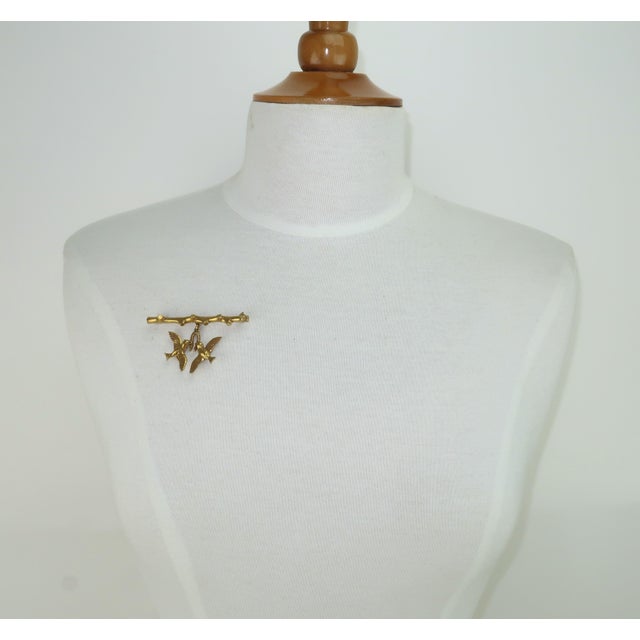 Gold Vintage Victorian Style Gold Plated Love Birds Brooch For Sale - Image 8 of 10