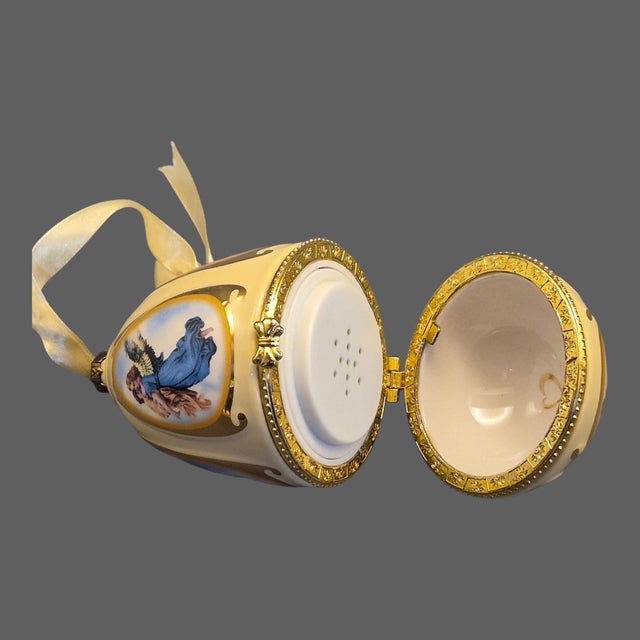 Ceramic Late 20th Century Mr. Christmas Valerie Parr Hill Musical Egg Angels Hinged Trinket Box Ornament For Sale - Image 7 of 8
