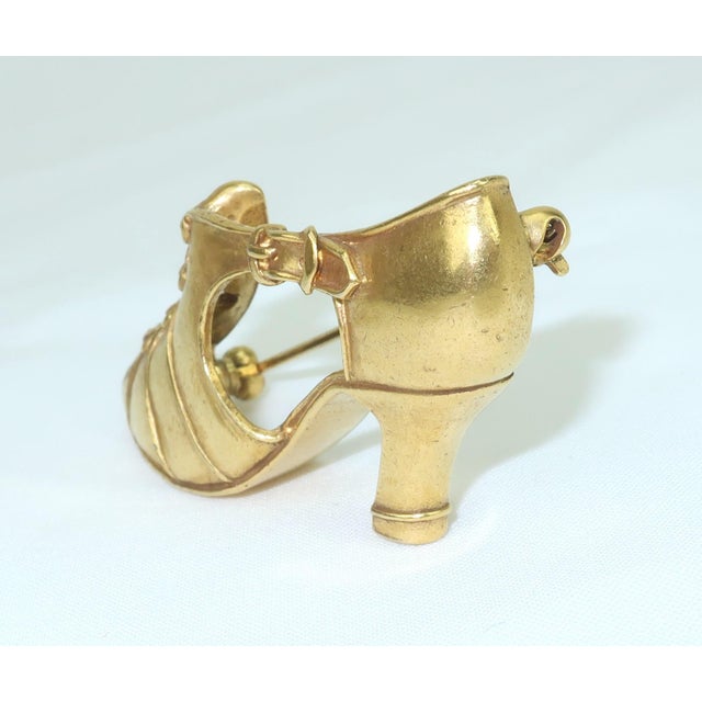 1970s Metropolitan Museum of Art Gilded Brass Art Deco Flapper Shoe Brooch For Sale - Image 5 of 10