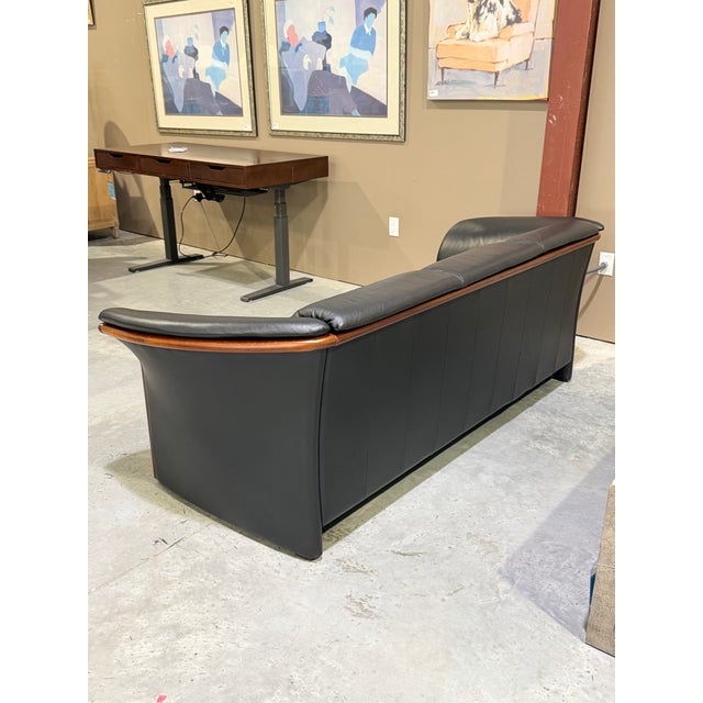 Mid-Century Modern 1990s Ekornes Stressless Manhattan Scandinavian Black Leather Three-Seat Sofa With Curved Wood Trim For Sale - Image 3 of 10