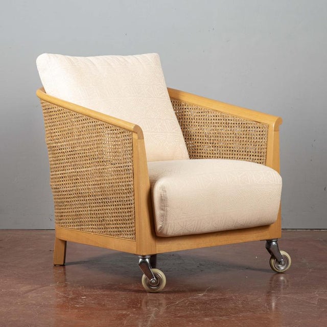 This armchair embodies the refined vintage design of the 1980s, with a structure that combines the warmth of wood, the...