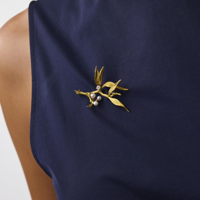 1980s Vintage Italian Diamond Pearl 18k Yellow Gold Floral Brooch For Sale - Image 5 of 6