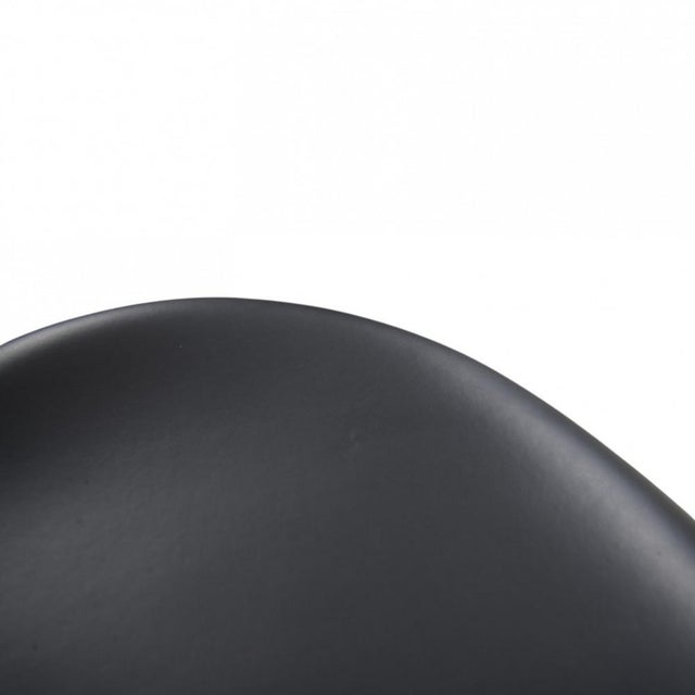 Seven Chairs in Black Leather by Arne Jacobsen, 1980s, Set of 6 For Sale - Image 17 of 18