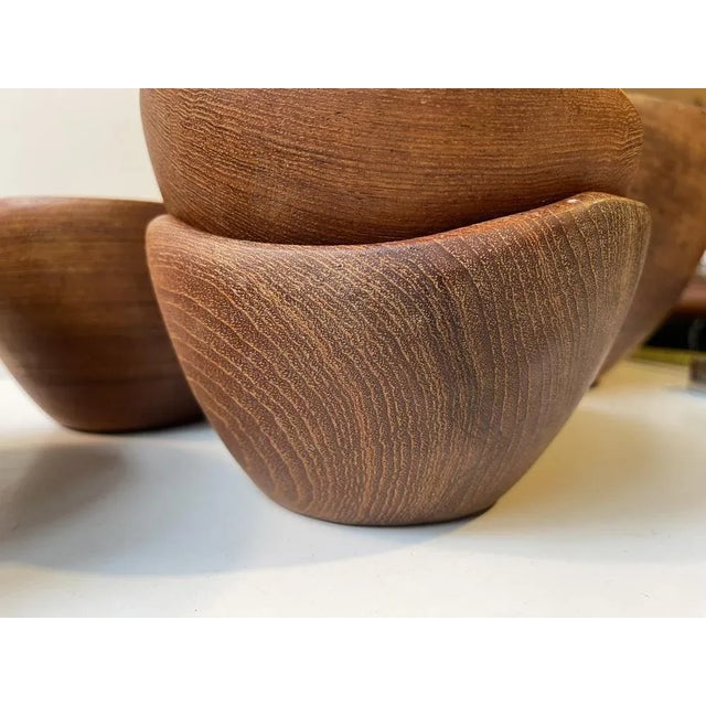 Modern Scandinavian Hand-Turned Teak Salad Bowls from Esa, 1960s, Set of 7 For Sale - Image 4 of 5