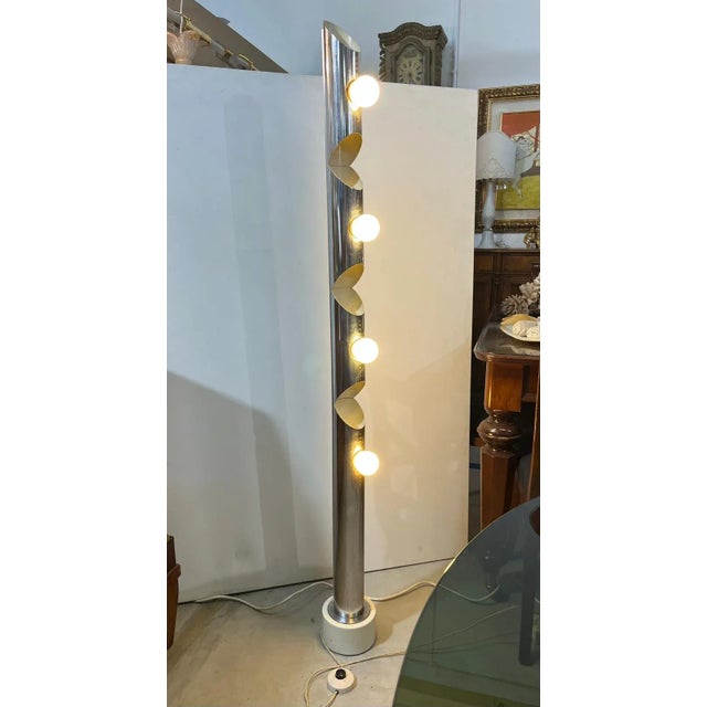 Chromed metal floor lamp made in Italy in the 1970s. Attributed to Reggiani. Vintage floor lamp. It shows minor signs of...