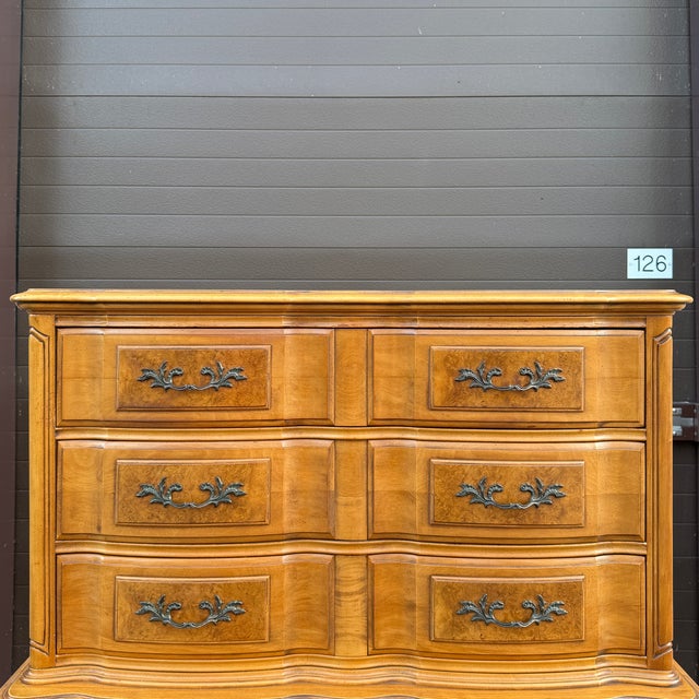 Late 20th Century Monumental Thomasville French Louis XV Maple & Burl Wood 6 Drawer Chest on Chest Highboy Dresser For Sale - Image 9 of 16