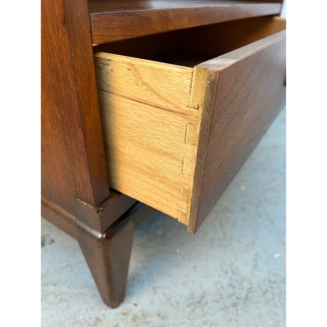 Brown Pair of Mid-Century "Transit" Series Walnut Nightstands by Bassett, Attributed For Sale - Image 8 of 10