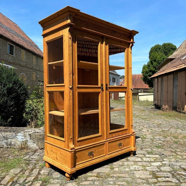 – 3-sided glazing – large shelves – excellent condition dimensions: w: 146cm h: 208cm d: 71cm interior depth: 52cm item:...