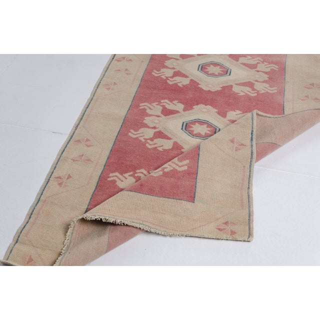 1960s Hand-Knotted Medallion Rug in Rose and Ivory Rug For Sale - Image 9 of 10